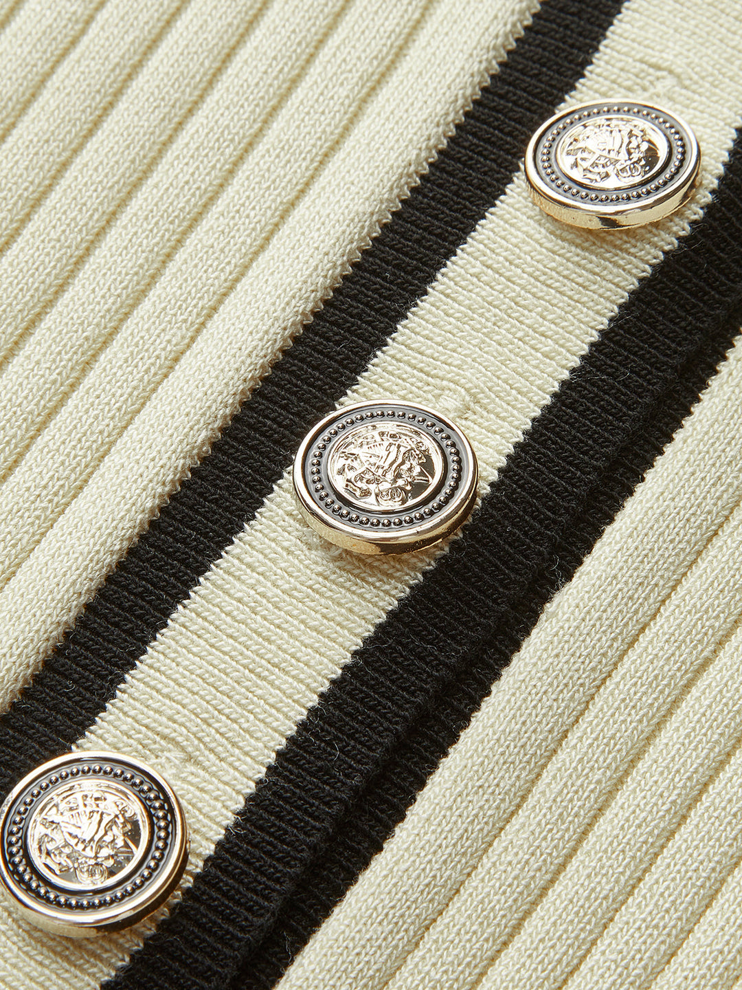 Geripptes Midikleid mit Kontrastkragen und kurzen Ärmeln