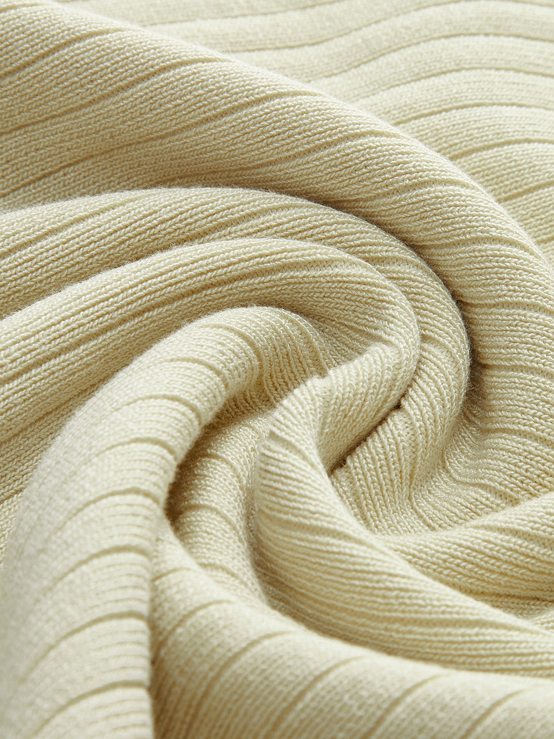 Geripptes Midikleid mit Kontrastkragen und kurzen Ärmeln
