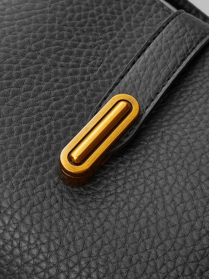 Texturierte Schultertasche mit Henkel