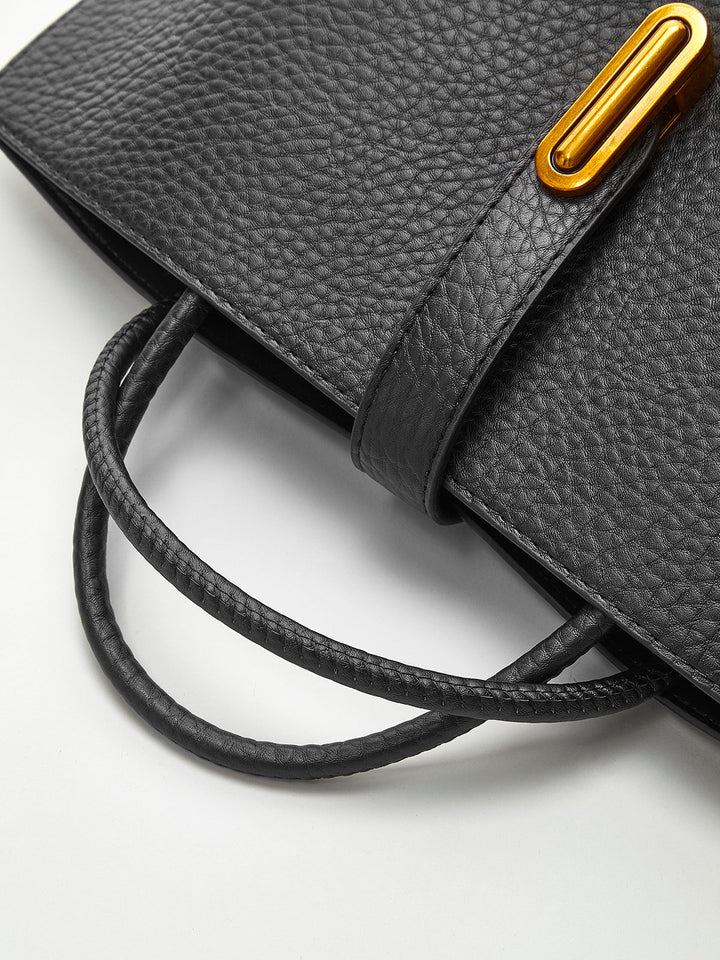 Texturierte Schultertasche mit Henkel