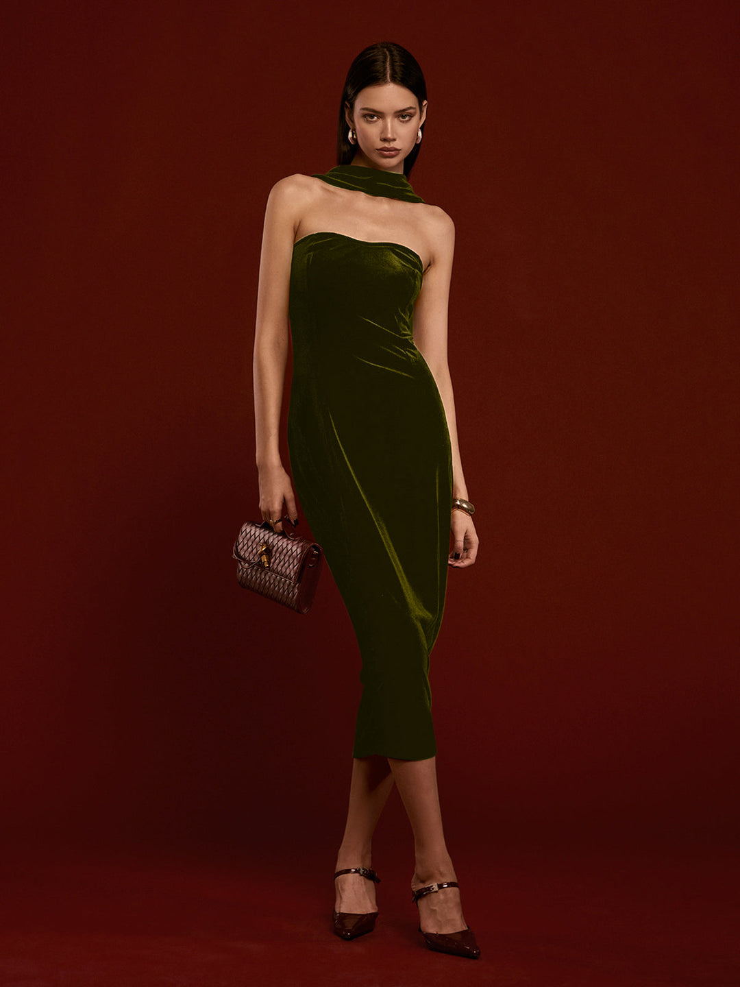 Kleines Samtkleid mit Rückenfrei