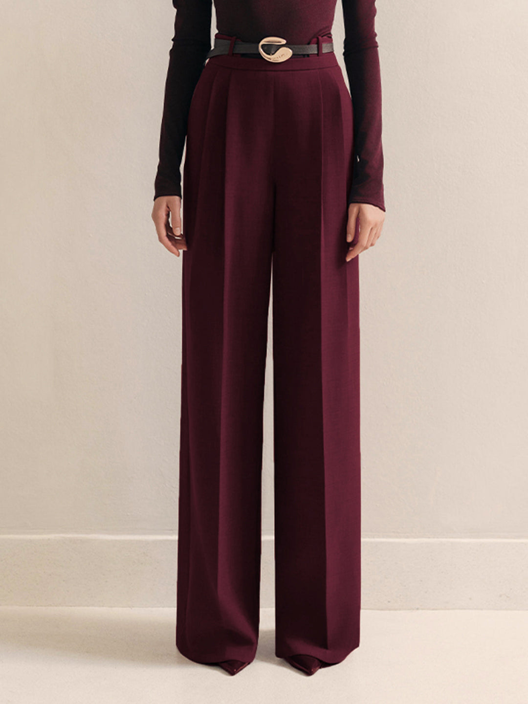 Hosen mit Gürtel und Falten High-Waist