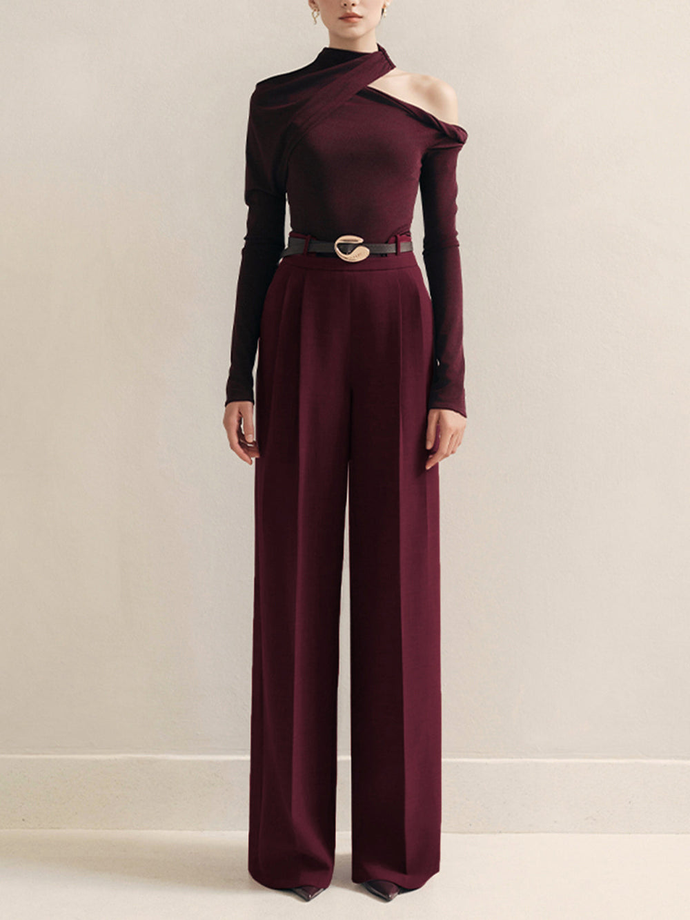 Hosen mit Gürtel und Falten High-Waist