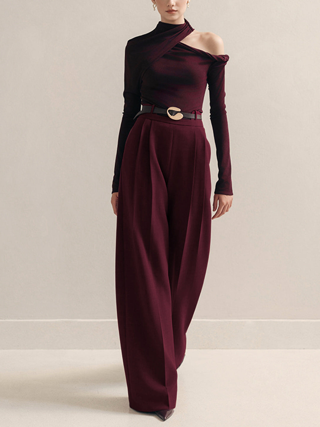 Hosen mit Gürtel und Falten High-Waist