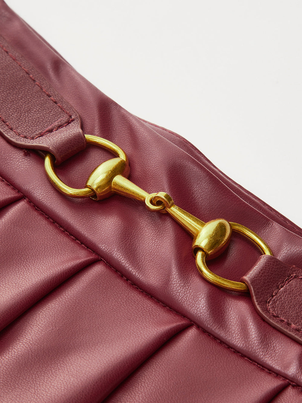 Rock mit hohen Taillen und asymmetrischem Faltenwurf mit Metalldetail