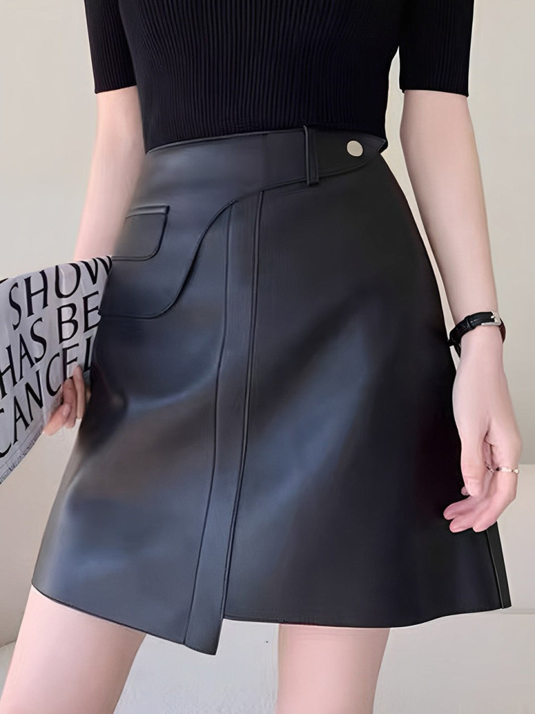 Asymmetrischer Mid-Waist-Minirock aus Kunstleder