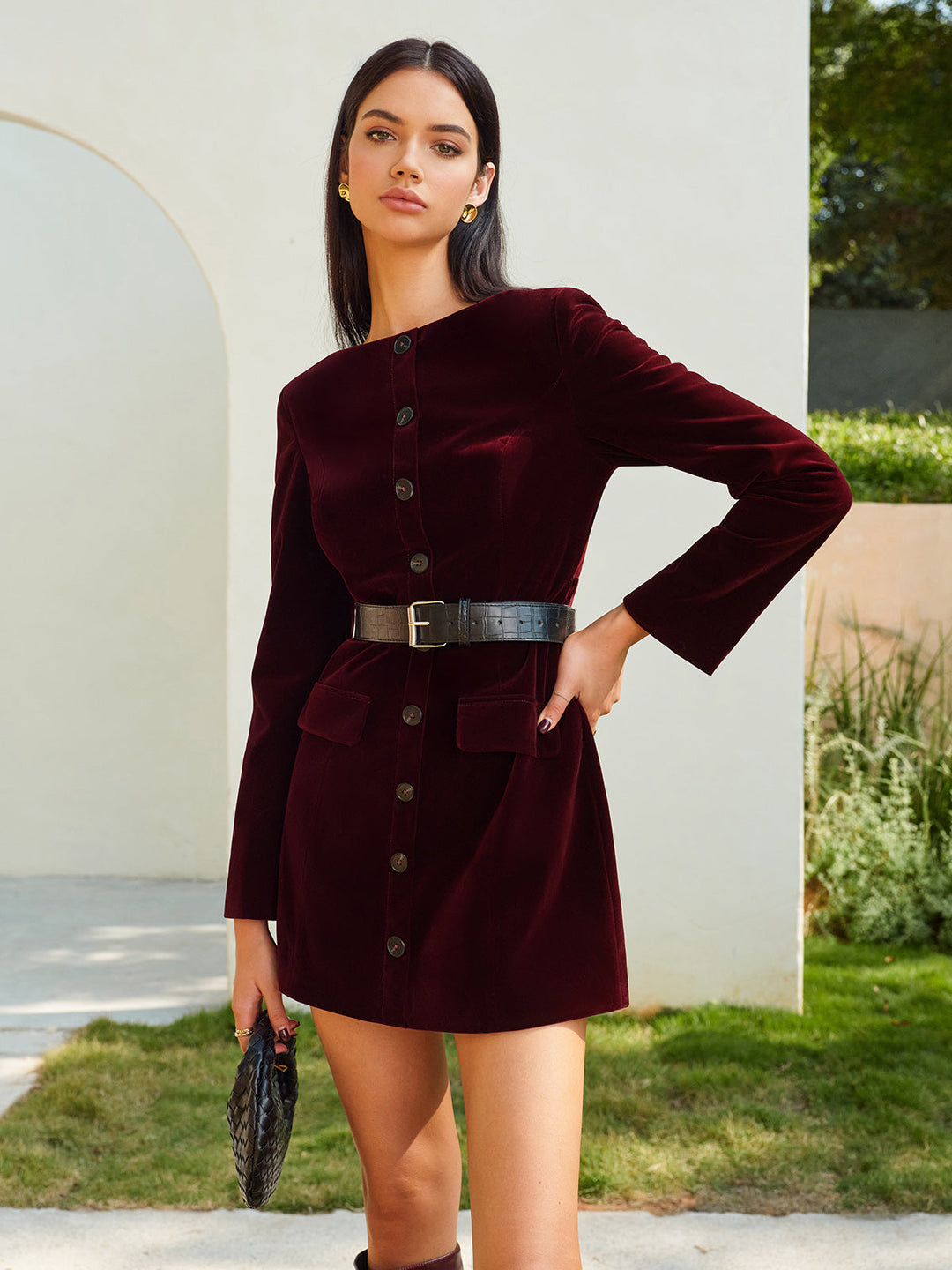 Kurzes Samtkleid mit Gürtel