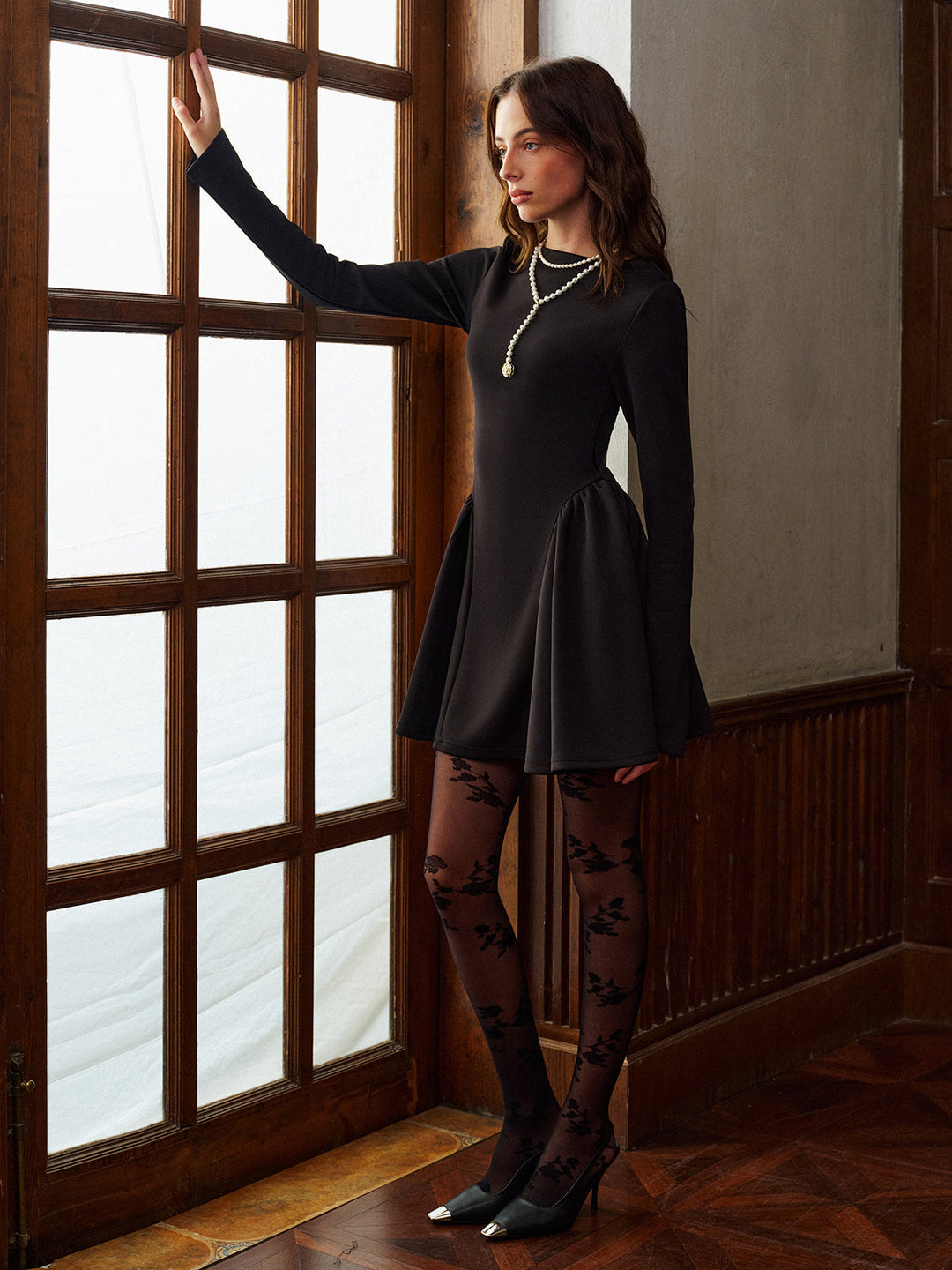 Schlichtes Langarm-Kleid mit Falten und kurzem Schnitt