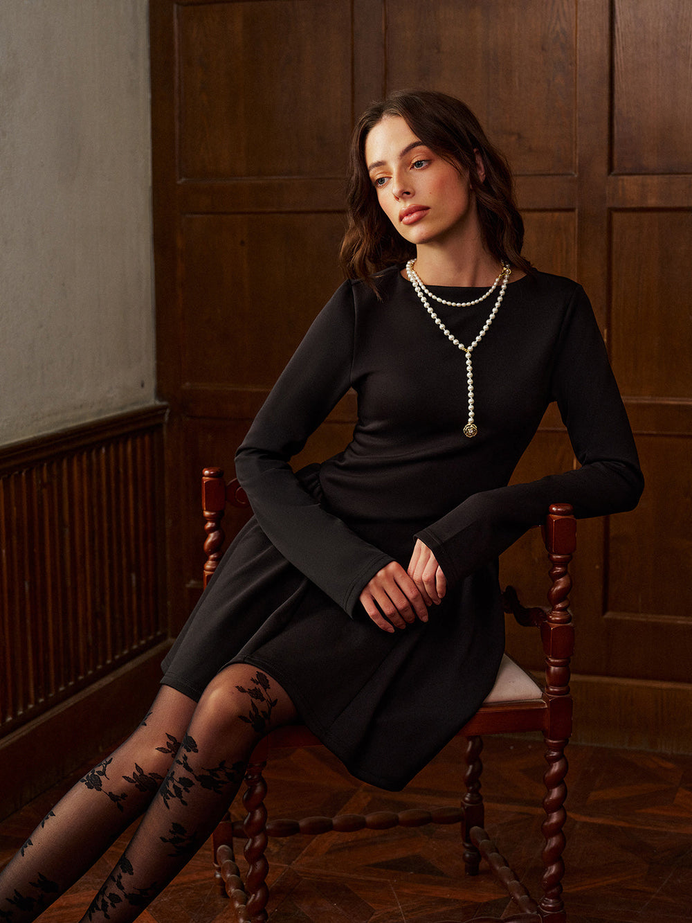 Schlichtes Langarm-Kleid mit Falten und kurzem Schnitt