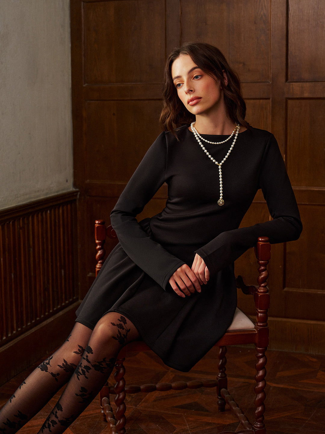 Schlichtes Langarm-Kleid mit Falten und kurzem Schnitt
