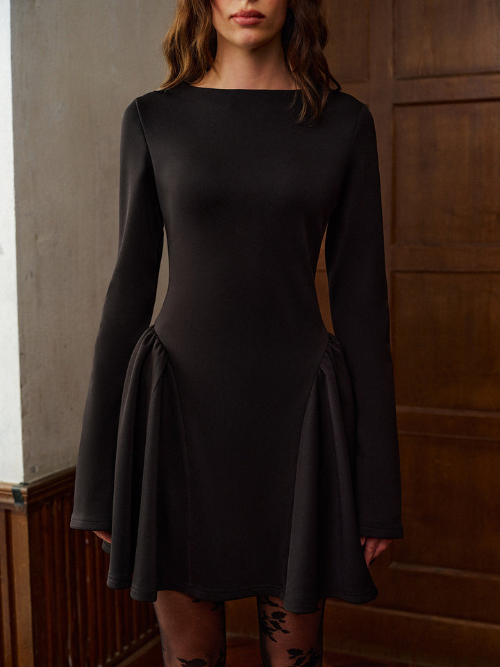 Schlichtes Langarm-Kleid mit Falten und kurzem Schnitt
