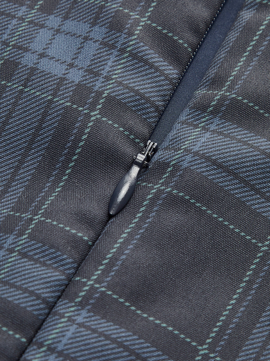 Gekleidetes Kleid mit Falten und Reißverschluss