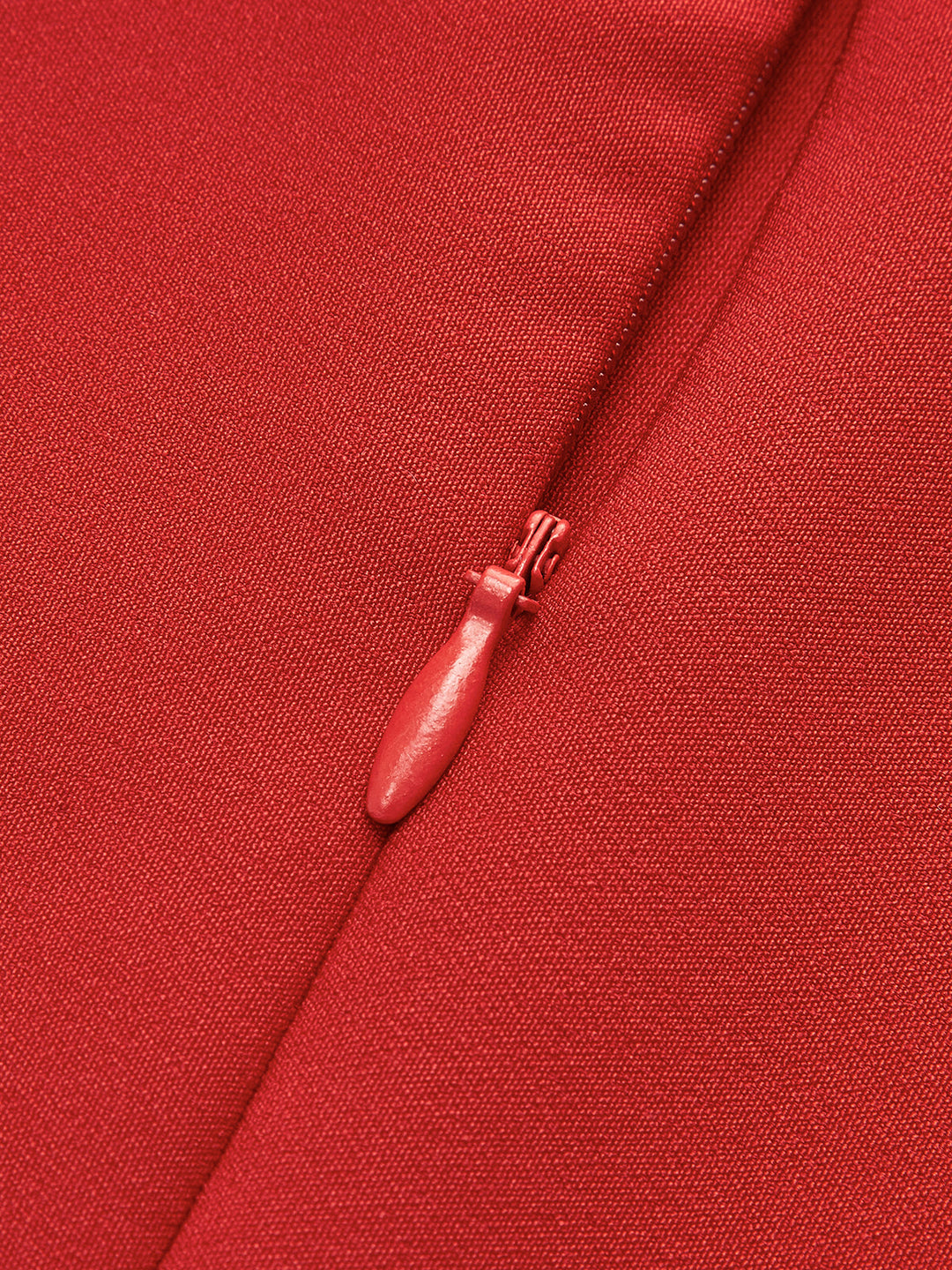 Minimalistisches schlichtes Kleid mit Rollkragen