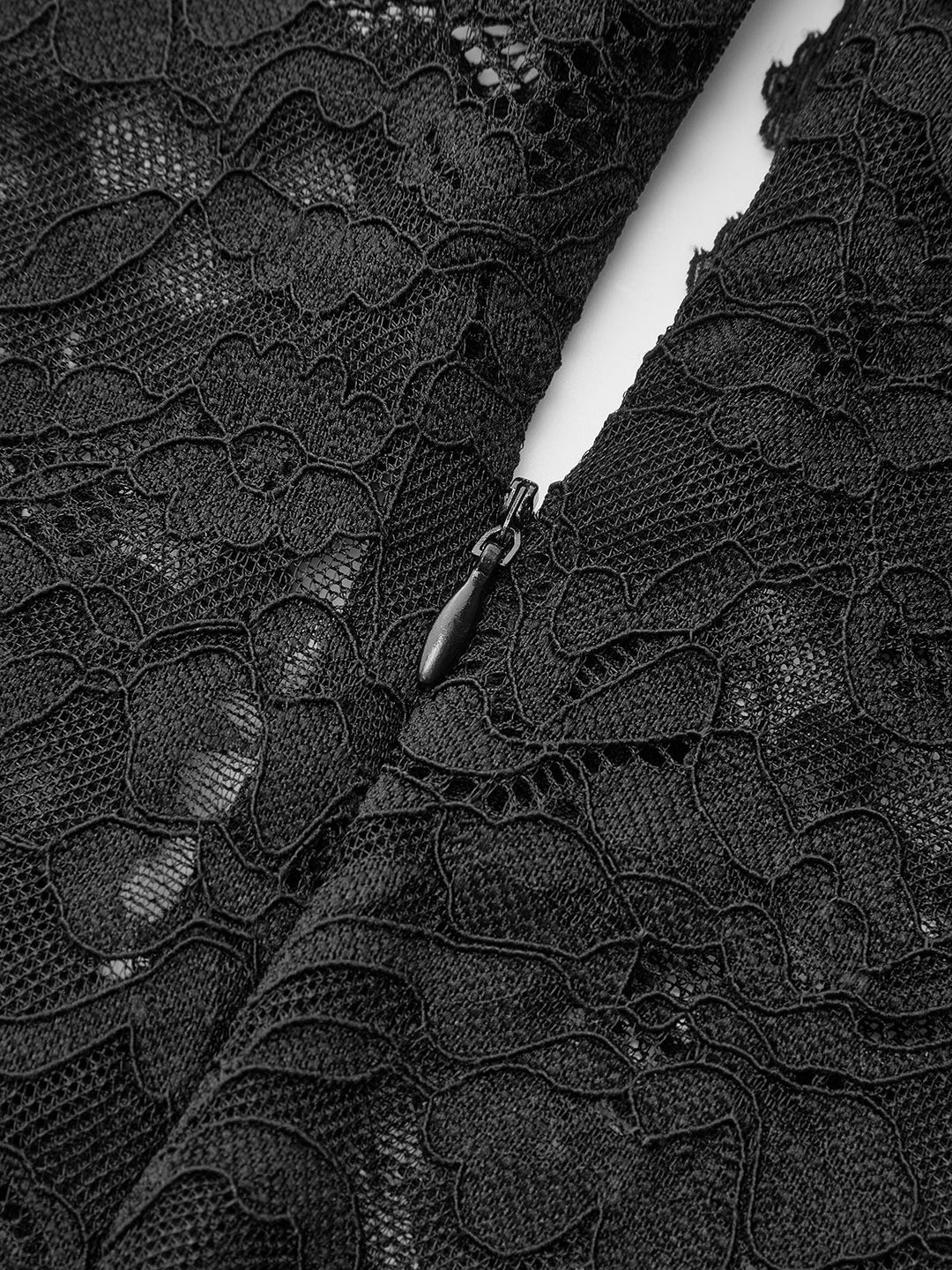 Kleid mit durchbrochener Schlüssellochausschnitt und Raffungen