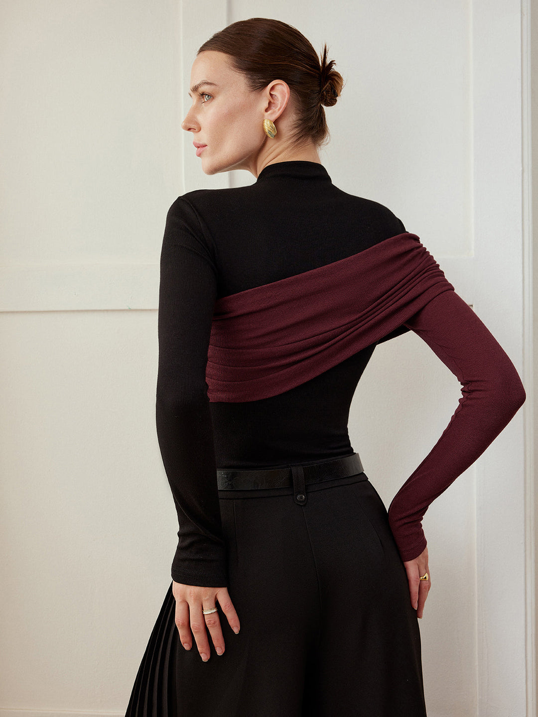 Farblich abgesetztes Falten-Jersey-Oberteil in Slim Fit