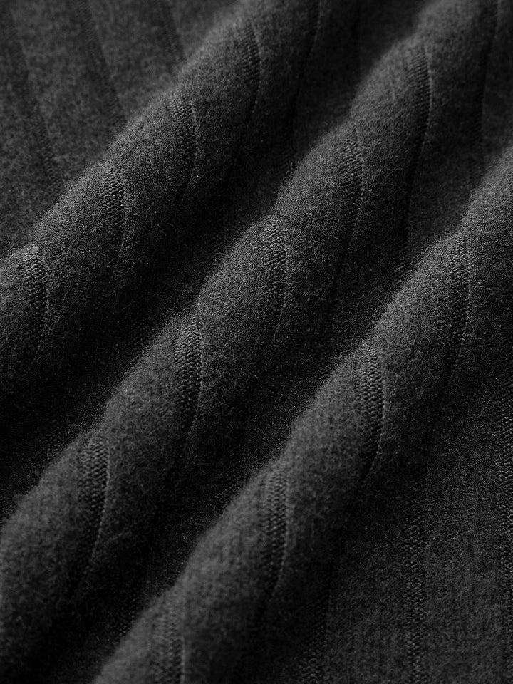Geripptes Kurz-Kleid mit Rollkragen