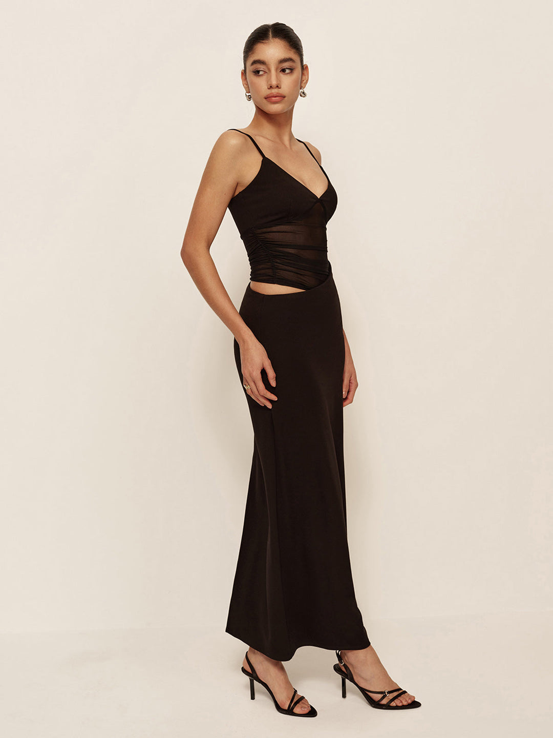 Halbdurchsichtiges Kleid mit tiefem V-Ausschnitt und asymmetrischer Raffung