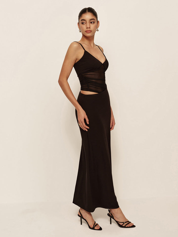 Halbdurchsichtiges Kleid mit tiefem V-Ausschnitt und asymmetrischer Raffung