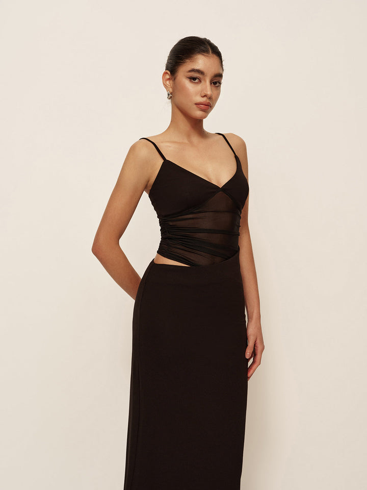 Halbdurchsichtiges Kleid mit tiefem V-Ausschnitt und asymmetrischer Raffung