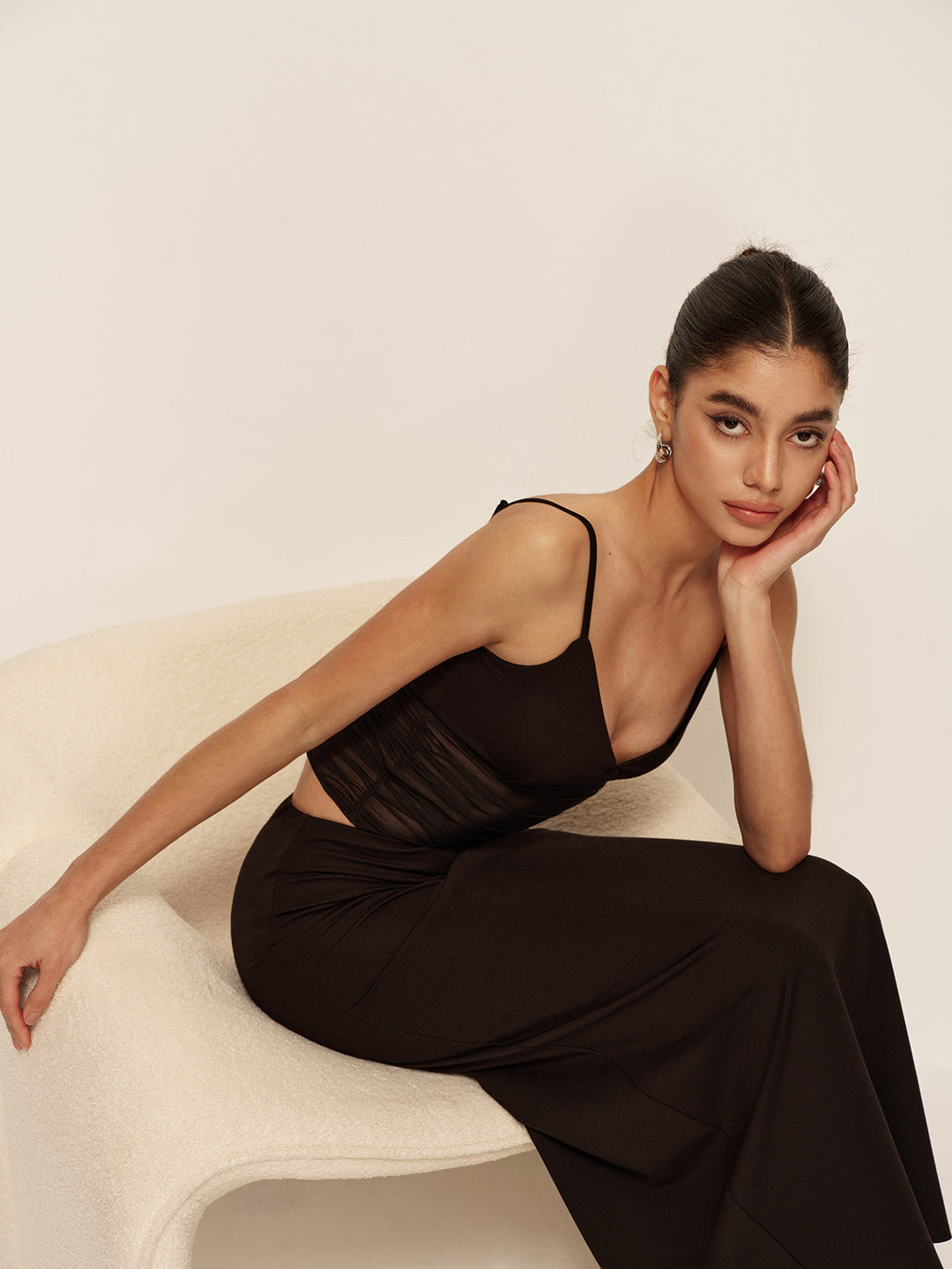 Halbdurchsichtiges Kleid mit tiefem V-Ausschnitt und asymmetrischer Raffung