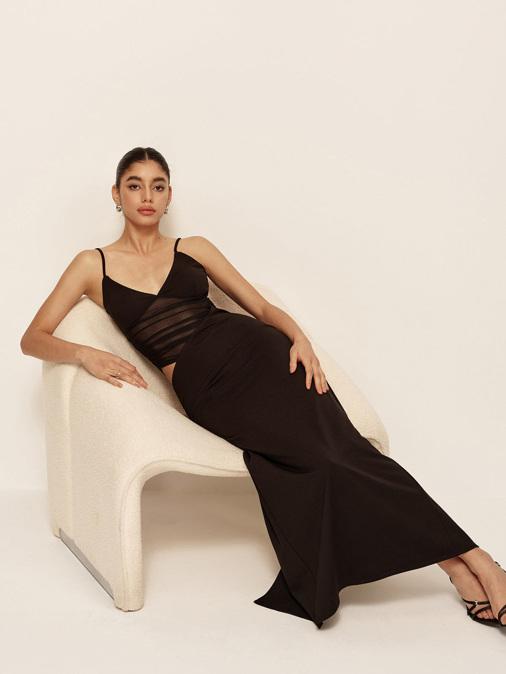 Halbdurchsichtiges Kleid mit tiefem V-Ausschnitt und asymmetrischer Raffung