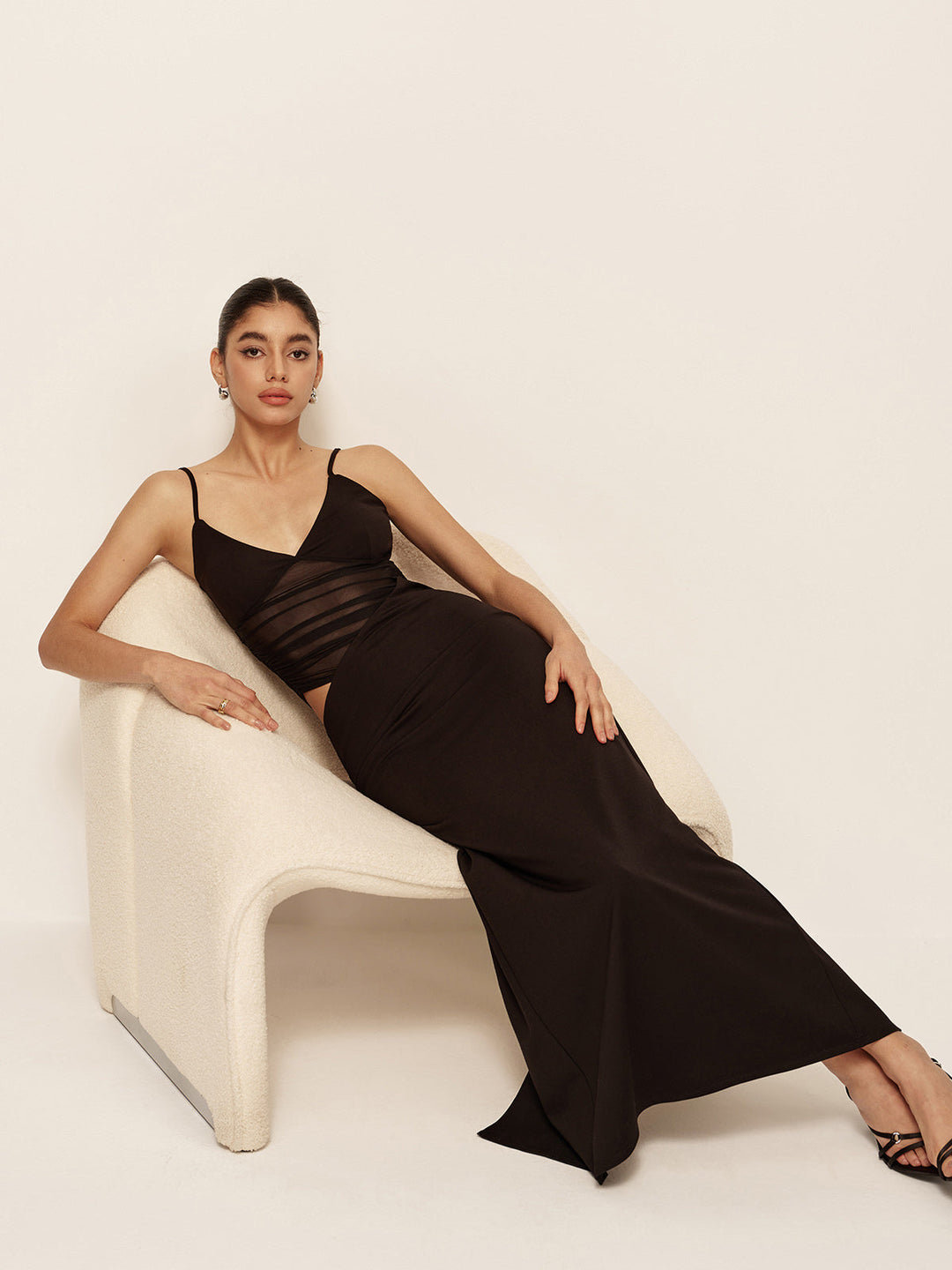 Halbdurchsichtiges Kleid mit tiefem V-Ausschnitt und asymmetrischer Raffung