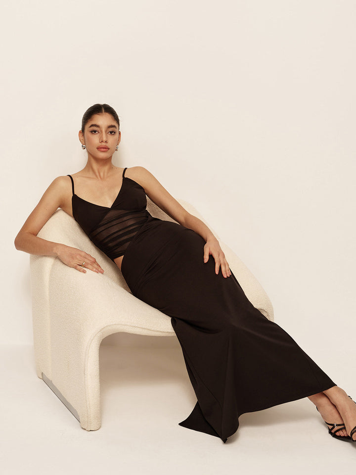 Halbdurchsichtiges Kleid mit tiefem V-Ausschnitt und asymmetrischer Raffung