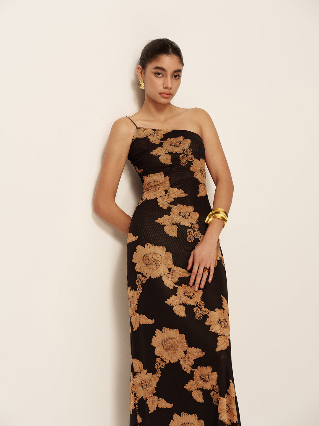 Asymmetrisches Kleid mit Kaltem Schulterdruck