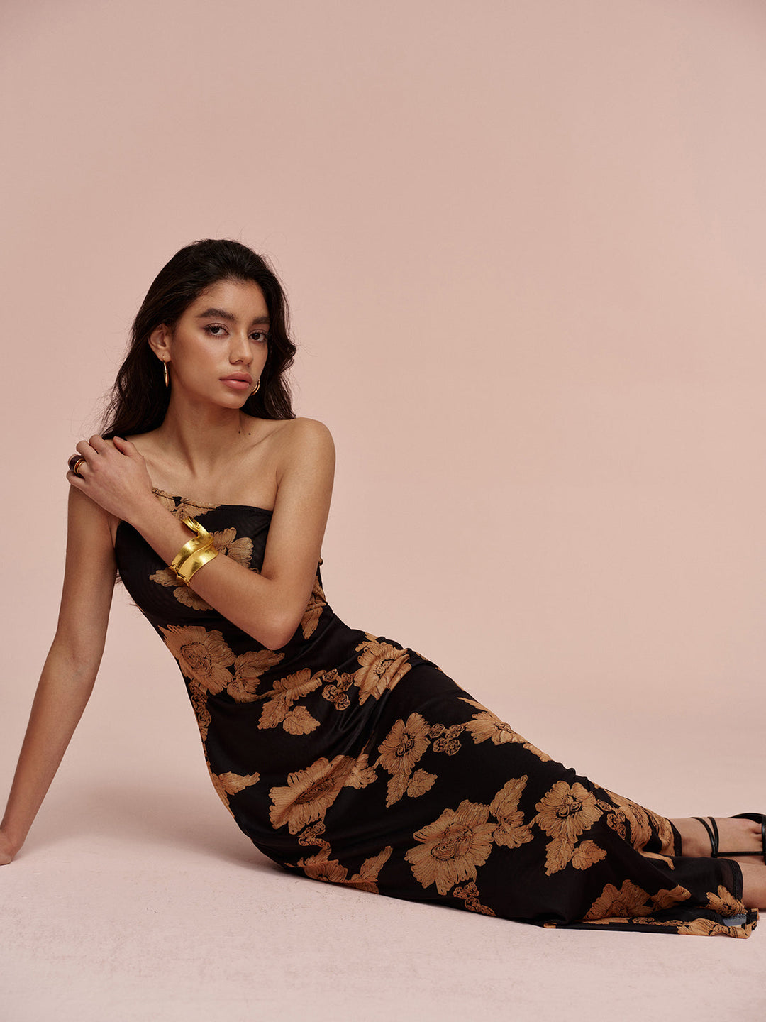 Asymmetrisches Kleid mit Kaltem Schulterdruck