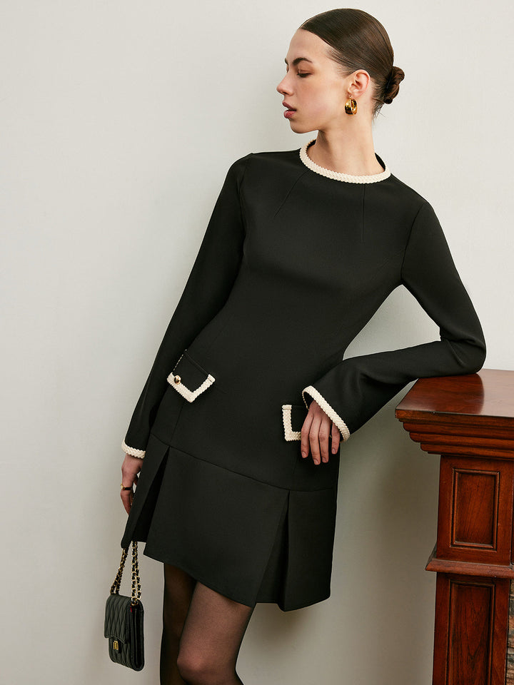 Kleid mit Kontrastbesatz, Glockenärmeln und Faltenreißverschluss