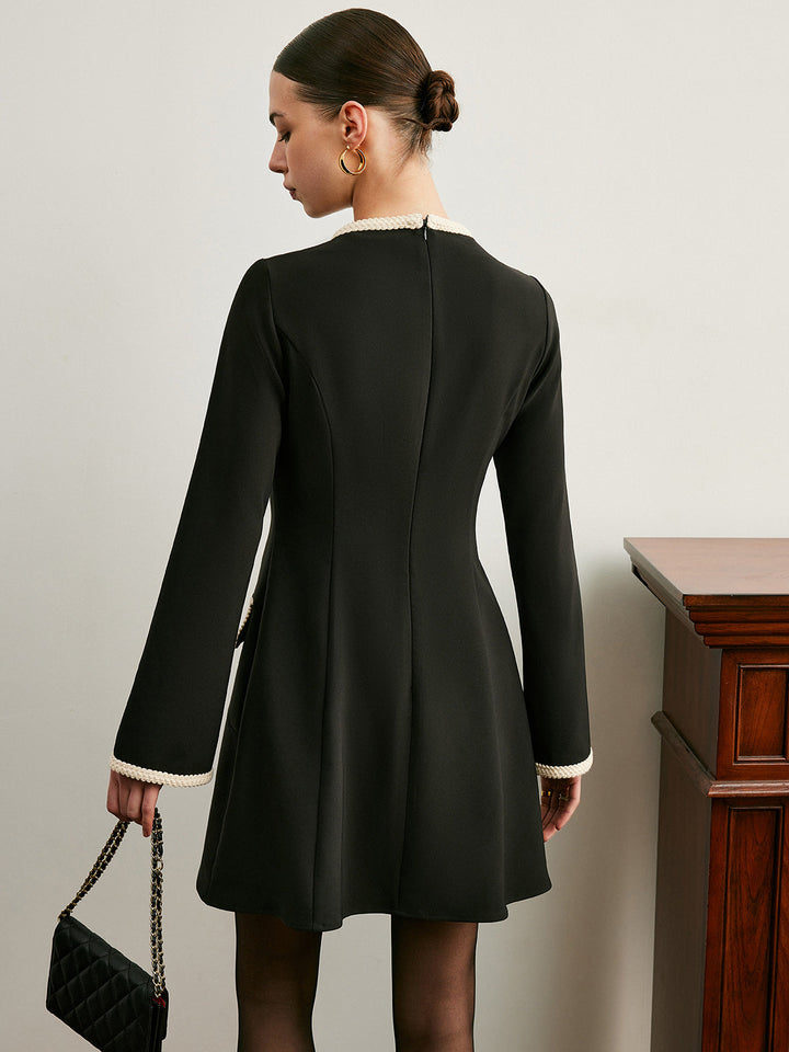 Kleid mit Kontrastbesatz, Glockenärmeln und Faltenreißverschluss