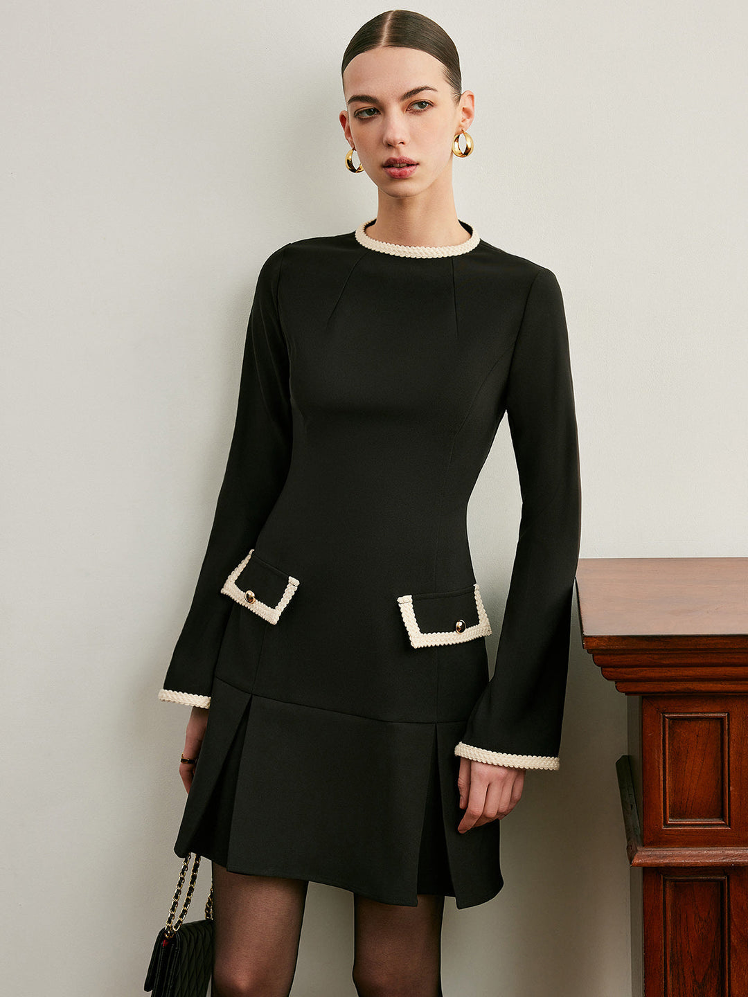 Kleid mit Kontrastbesatz, Glockenärmeln und Faltenreißverschluss