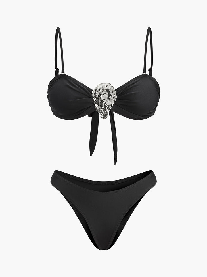 Bikini-Set mit Metall-Akzenten und Bindung vorne