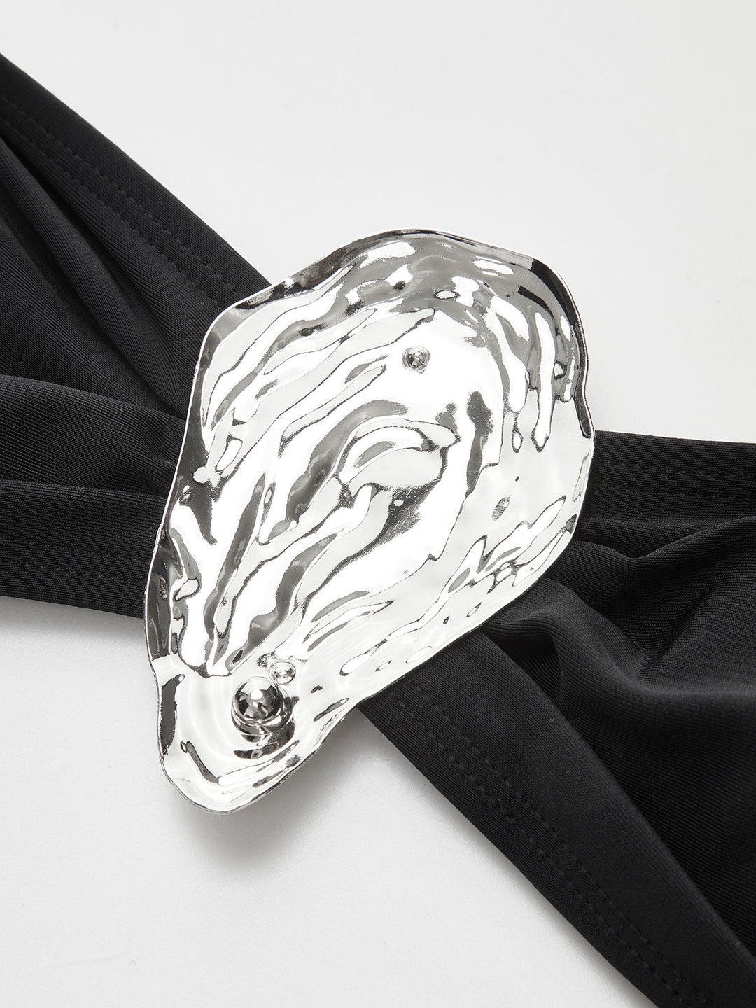 Bikini-Set mit Metall-Akzenten und Bindung vorne