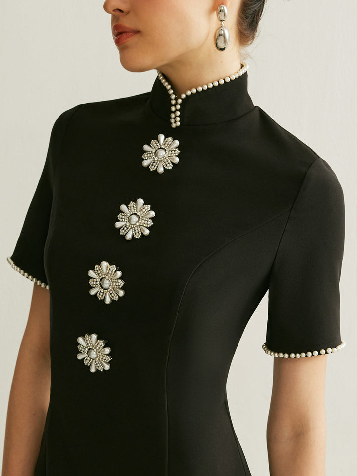 Kleid mit Stehkragen und Perlenbesatz