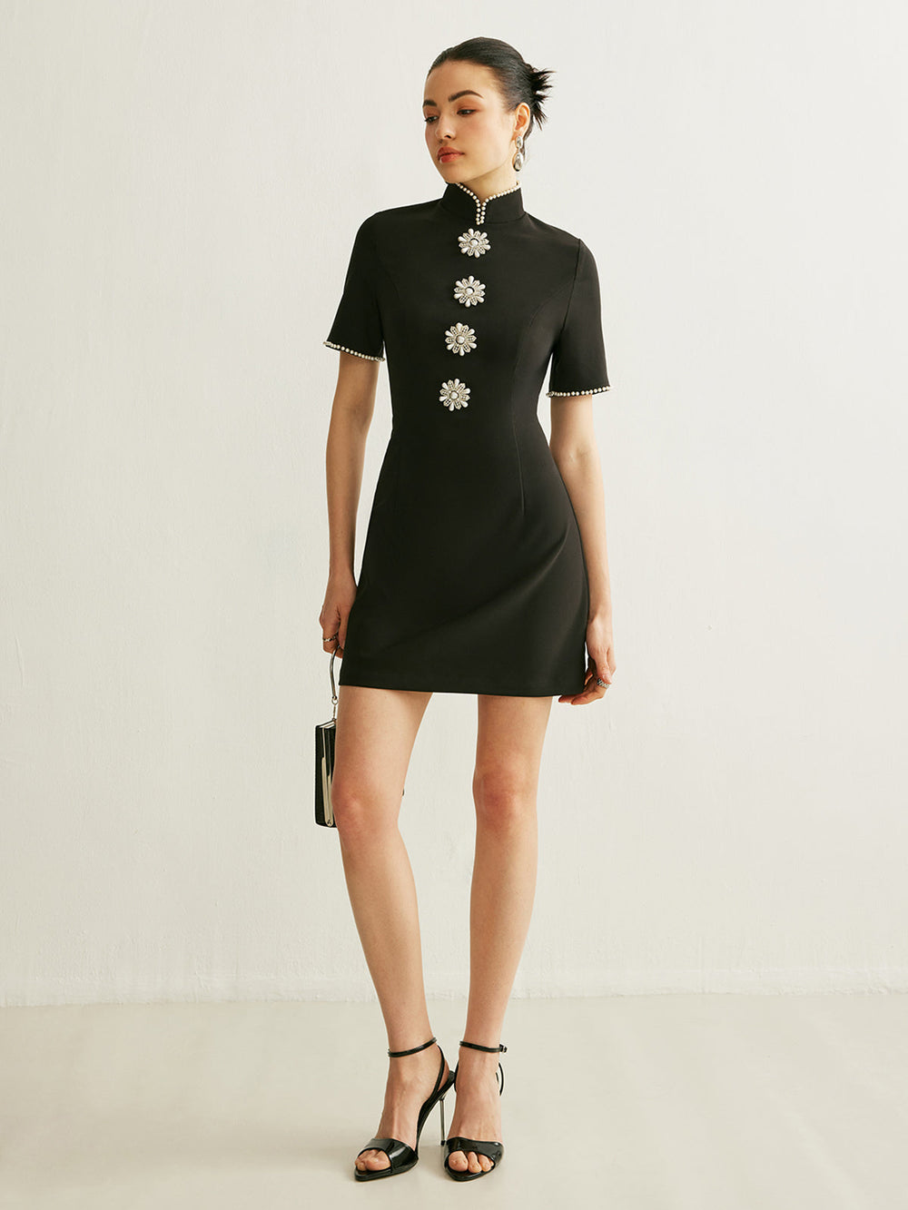 Kleid mit Stehkragen und Perlenbesatz