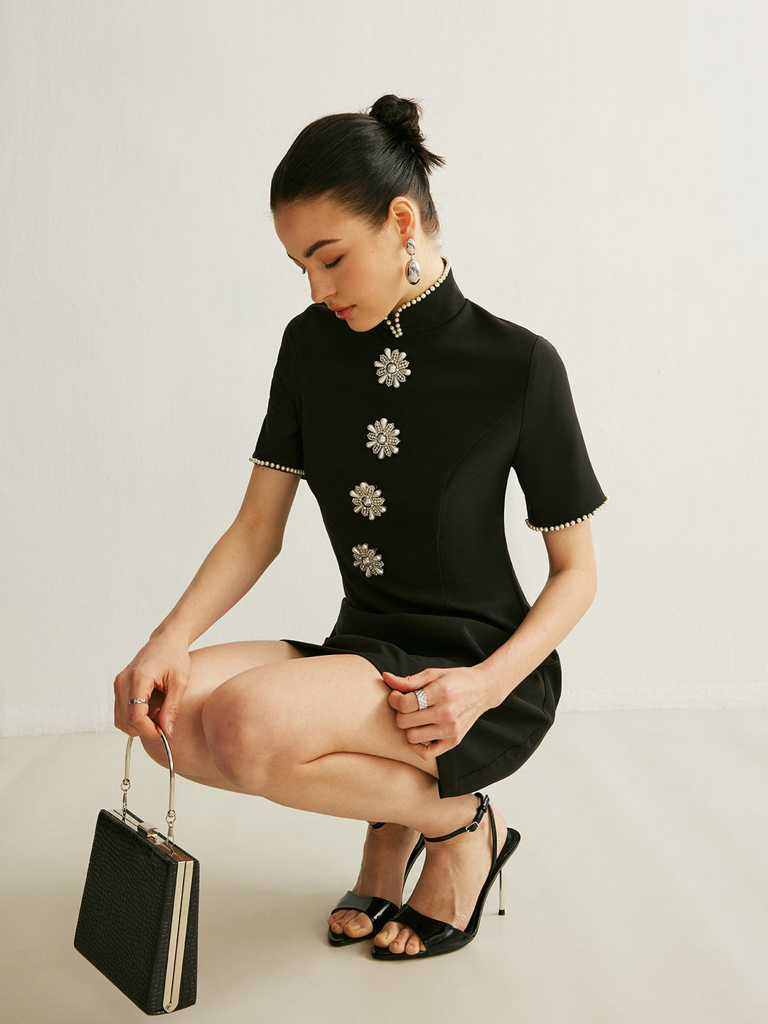 Kleid mit Stehkragen und Perlenbesatz
