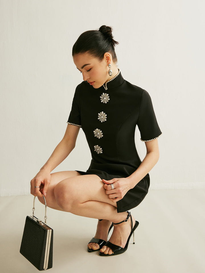 Kleid mit Stehkragen und Perlenbesatz