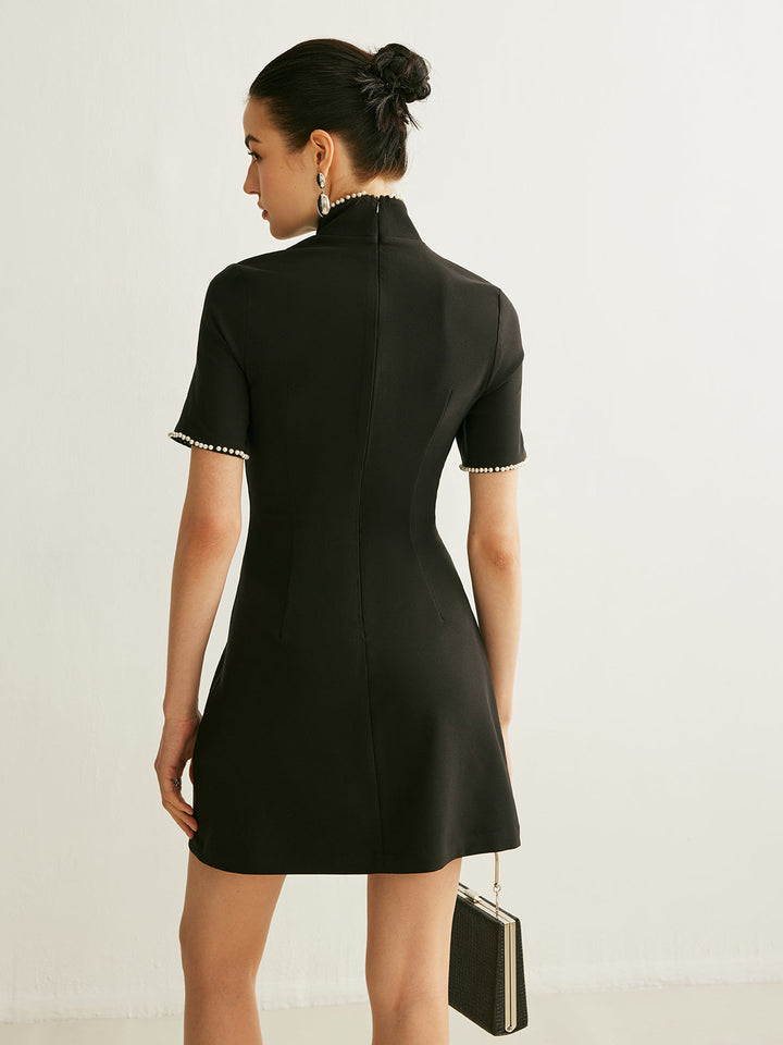Kleid mit Stehkragen und Perlenbesatz