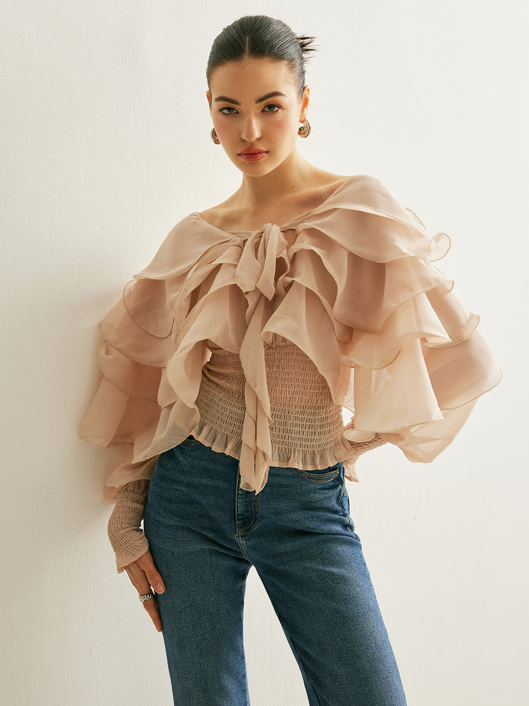 Halbtransparente Chiffon-Bluse mit Rüschen und Rückenausschnitt