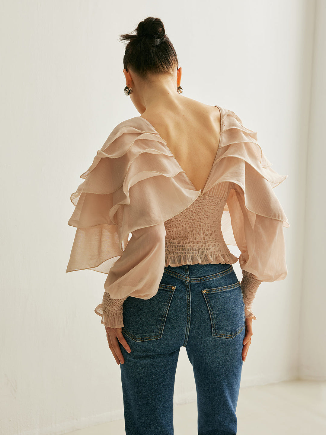 Halbtransparente Chiffon-Bluse mit Rüschen und Rückenausschnitt