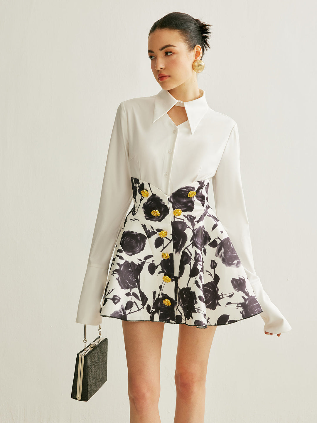 Rock mit Blumenmuster und Knopfdetail