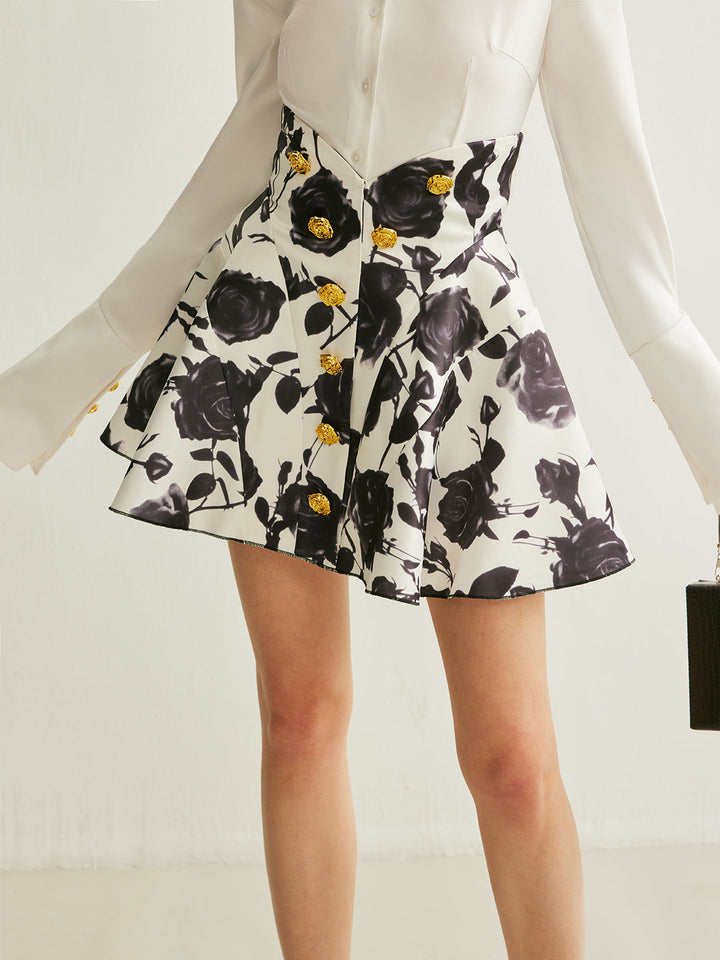 Rock mit Blumenmuster und Knopfdetail