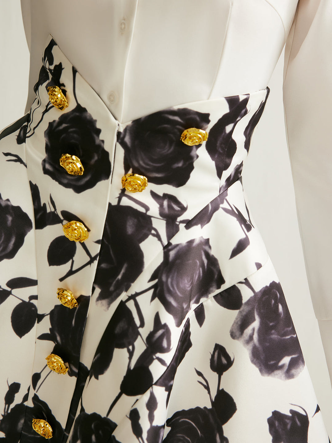 Rock mit Blumenmuster und Knopfdetail