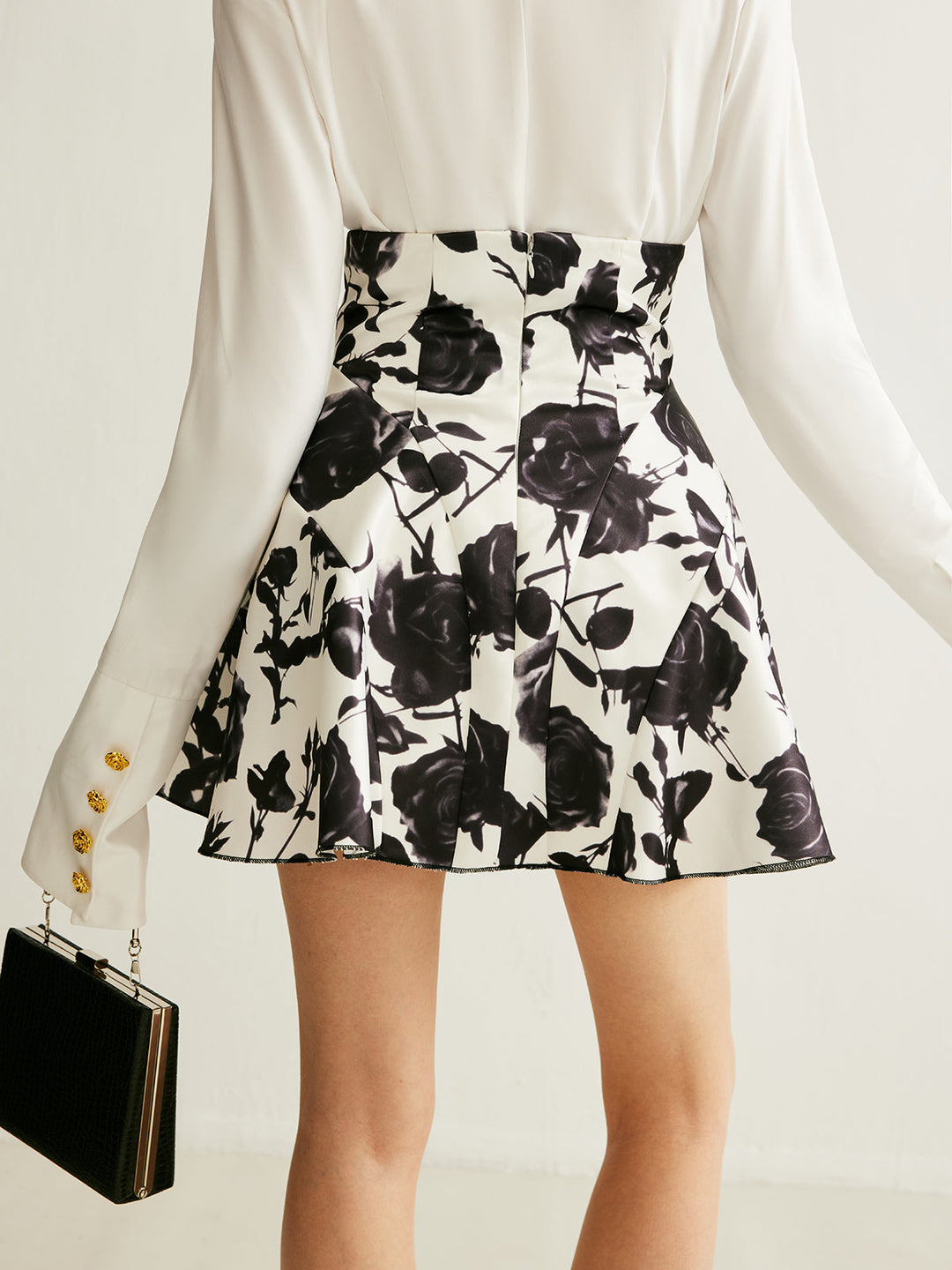 Rock mit Blumenmuster und Knopfdetail