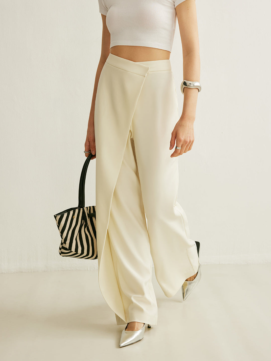 Asymmetrische Hose mit hoher Taille und Kreuzwickel