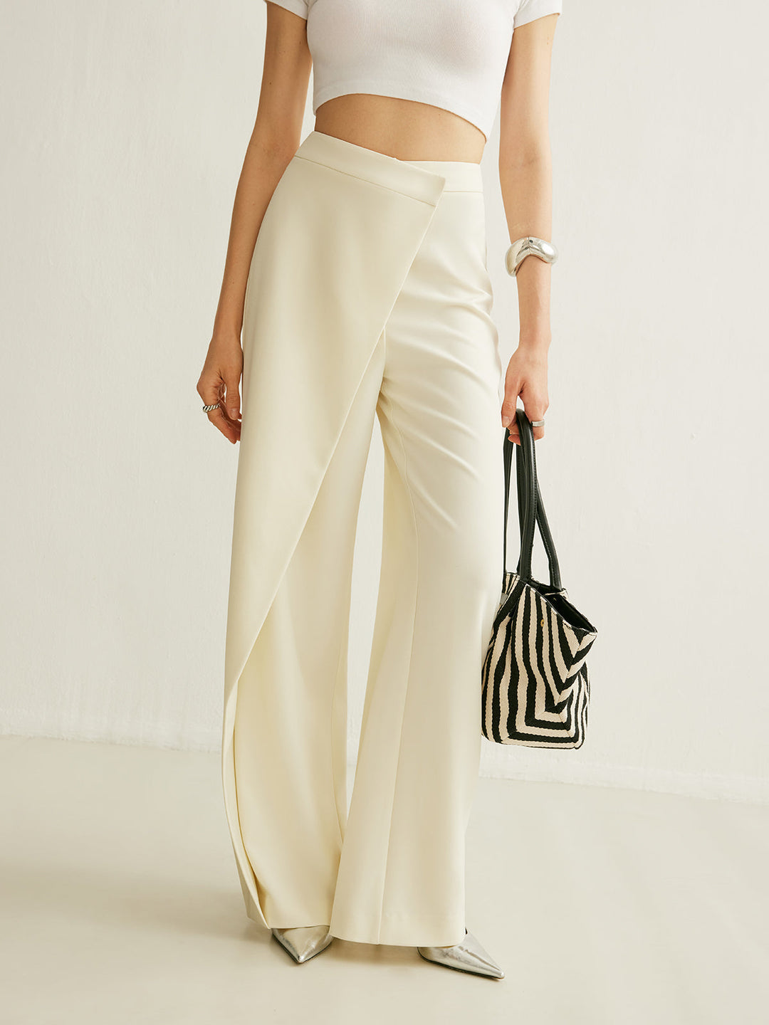 Asymmetrische Hose mit hoher Taille und Kreuzwickel