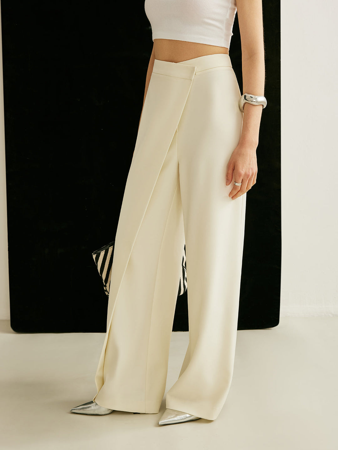 Asymmetrische Hose mit hoher Taille und Kreuzwickel