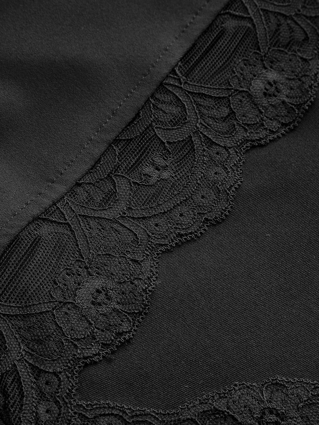 Spitzenbesetztes V-Ausschnitt-T-Shirt