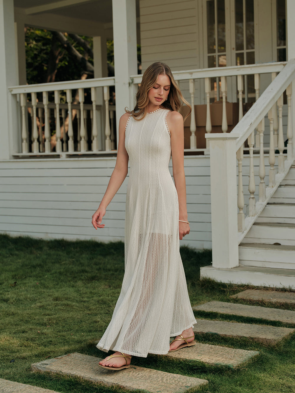 Ärmelloses Kleid aus halbtransparentem Spitzengewebe